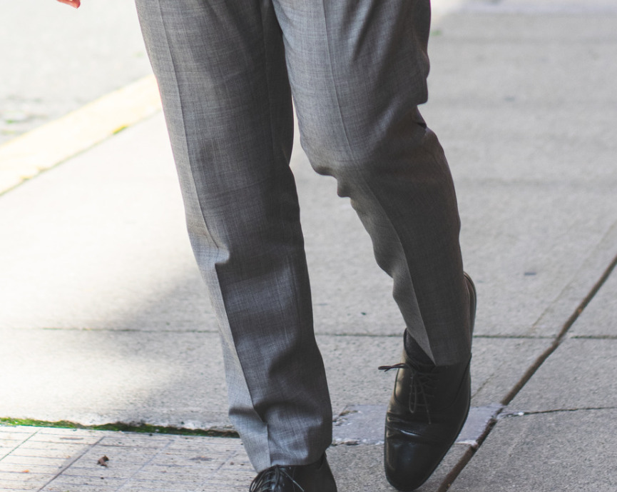 スラックスとはどういう服を指す チノパンとの違いや選び方まで解説 Select スラックスとはどういう服を指す チノパンとの違いや選び方まで解説 Select