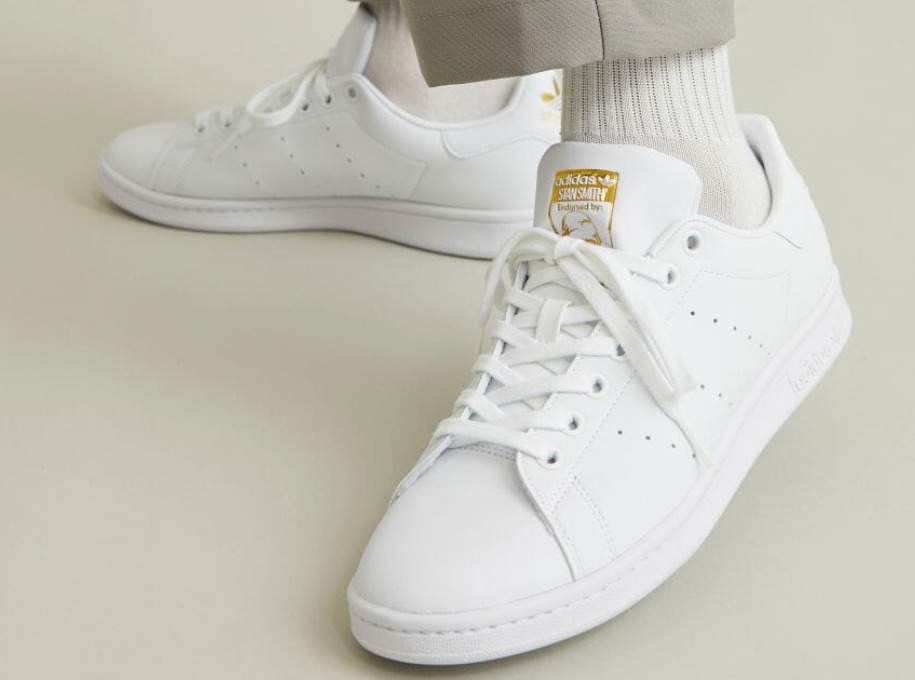 adidasの白スニーカー